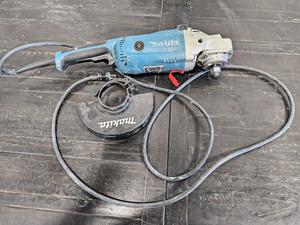 Makita GA7021 Angle Grinder 