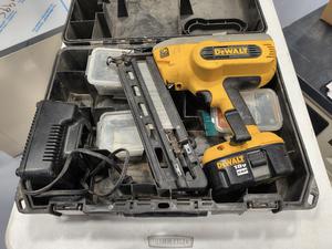 DeWalt DC618 18-Volt Angled Magazine Finish Nailer with BATTERY, Charger and Case 