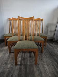 CHAIRS - SET OF 6 CHAIRS. VERTICAL BACK. PADDED SEAT. GREAT TO HAVE FOR EXTRA SEATING AT HOME, RESTAURANT OR PARTY.
