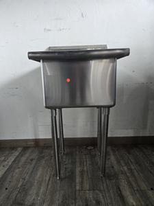 SINK - *** BRAND NEW *** 1 COMPARTMENT STAINLESS STEEL SINK. GREAT FOR COMMERCIAL OR HOME USE. USE FOR FREED PREP IN RESTAURANT OR GARAGE OR BACKYARD AT HOME. 18 X 18 SINK BAY. RETAIL$300.00