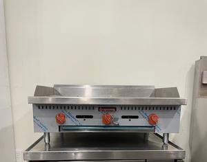 GRIDDLE - *** BRAND NEW *** 36 IN COMMERCIAL GRIDDLE. MANUAL CONTROL. GREAT TO MAKE BREAFAST , LUNCH AND DINNER. PERFECT FOR PANCAKES, BURGERS, CHICKEN, STEAKS, EGGS AND MUCH MORE. 