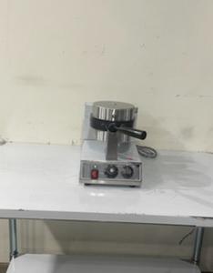 WAFFLE MAKER - *** BRAND NEW *** BELGIAN WAFFLE MAKER. FILL CLOSE AND FLIP. MAKE DELICIOUS THICK FLUFFY WAFFLES. GREAT FOR BREAKFAST RESTURANT.