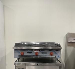 CHARBROILER - *** BRAND NEW *** 36 INCH COMMERCIAL CHARBROILER. MANUAL CONTROLS FOR TEMPERATURE. GET THAT CHAR FLAVOR ON BURGERS, STEAKS, CHICKEN AND MORE. GREAT ADDITION TO ANY RESTAURANT.