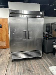 COOLER - TRUE 2 DOOR STAINLESS STEEL COOLER. 49 CUBIT FT OF SPACE TO STORE VARIOUS FOODS. LARGE CAPACITY. 3 SHELVES ON EACH SIDE. GREAT FOR ANY FOOD SERVICE BUSINESS. RETAIL $4900.00
