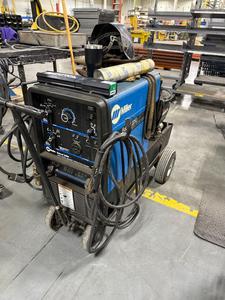 Miller Bobcat 225G Welding/ Power Generator with Onan Performer 16 Engine on Wheels