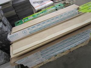 HALF PALLET PERGO DEFENSE PLUS ANTIQUE LINEN HICKORY LAMINATE WOOD FLOORING / 4 BY 4 BY 7 FT. CEDAR RAISED GARDEN BEDS AS IS