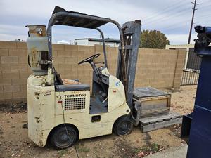 Towmotor 3000lb. forklift model 422SG3024 SN# 2-89-K-150 it did start and move, double mask with tilt - Sold at AuctionAZ for $1,075