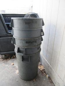 (5) Rubbermaid Brute 32-Gallon Trash Cans (Dock)