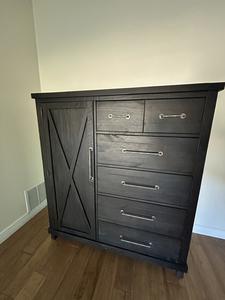 Solid Wood Gentlemen&#39;s Chest 